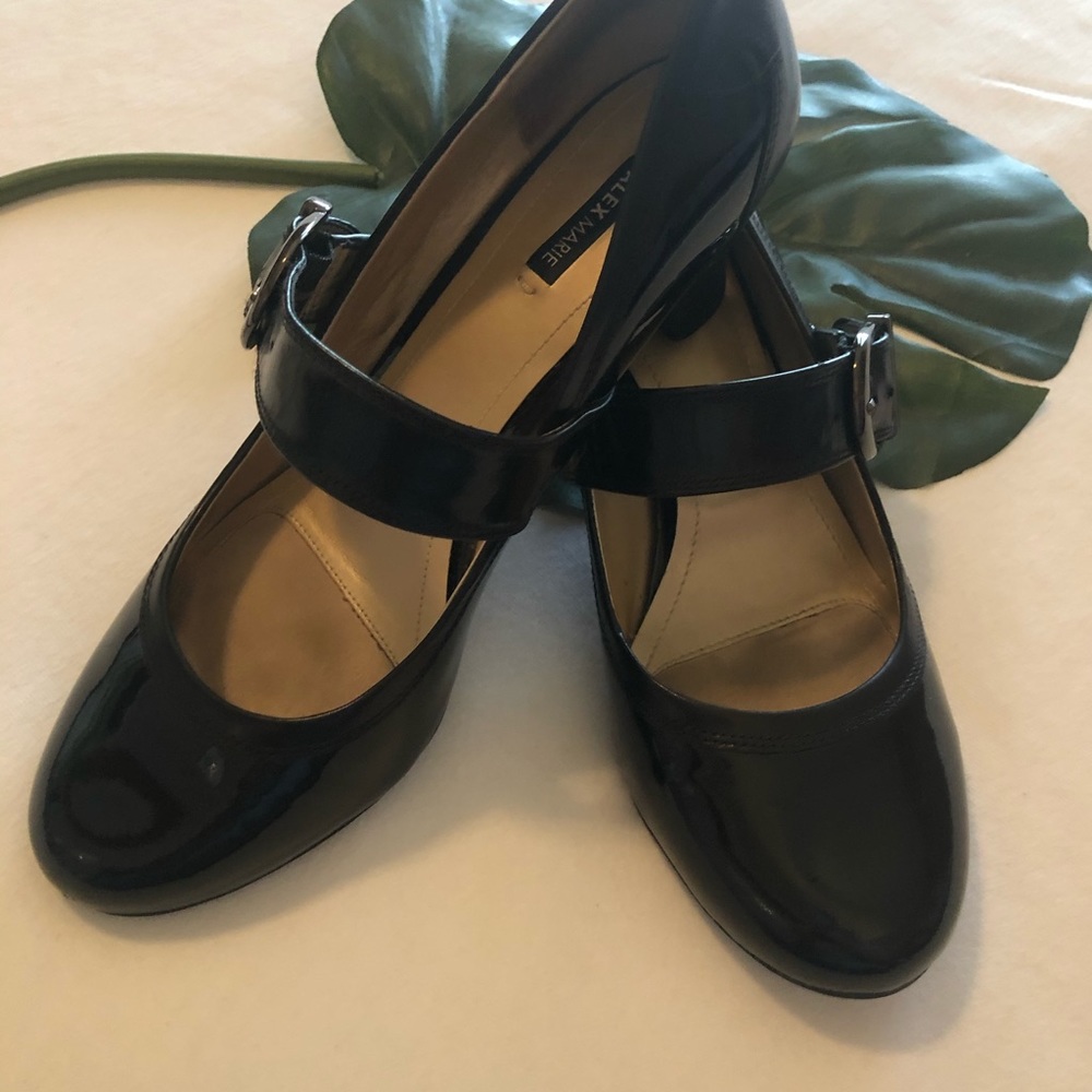 Beautiful vintage style Mary Jane pumps